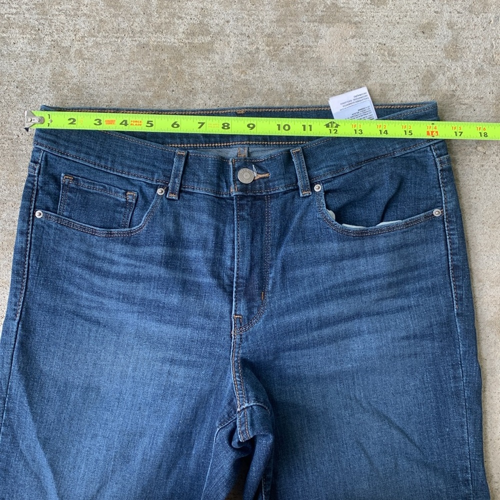 Levi’s Classic Bermuda Shorts - Picture 10 of 12